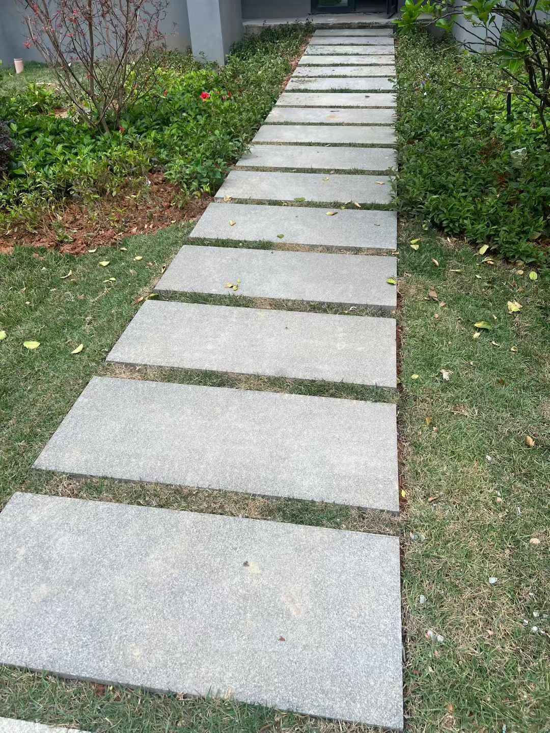 毕节 芝麻黑小区踏步、汀步石铺装效果