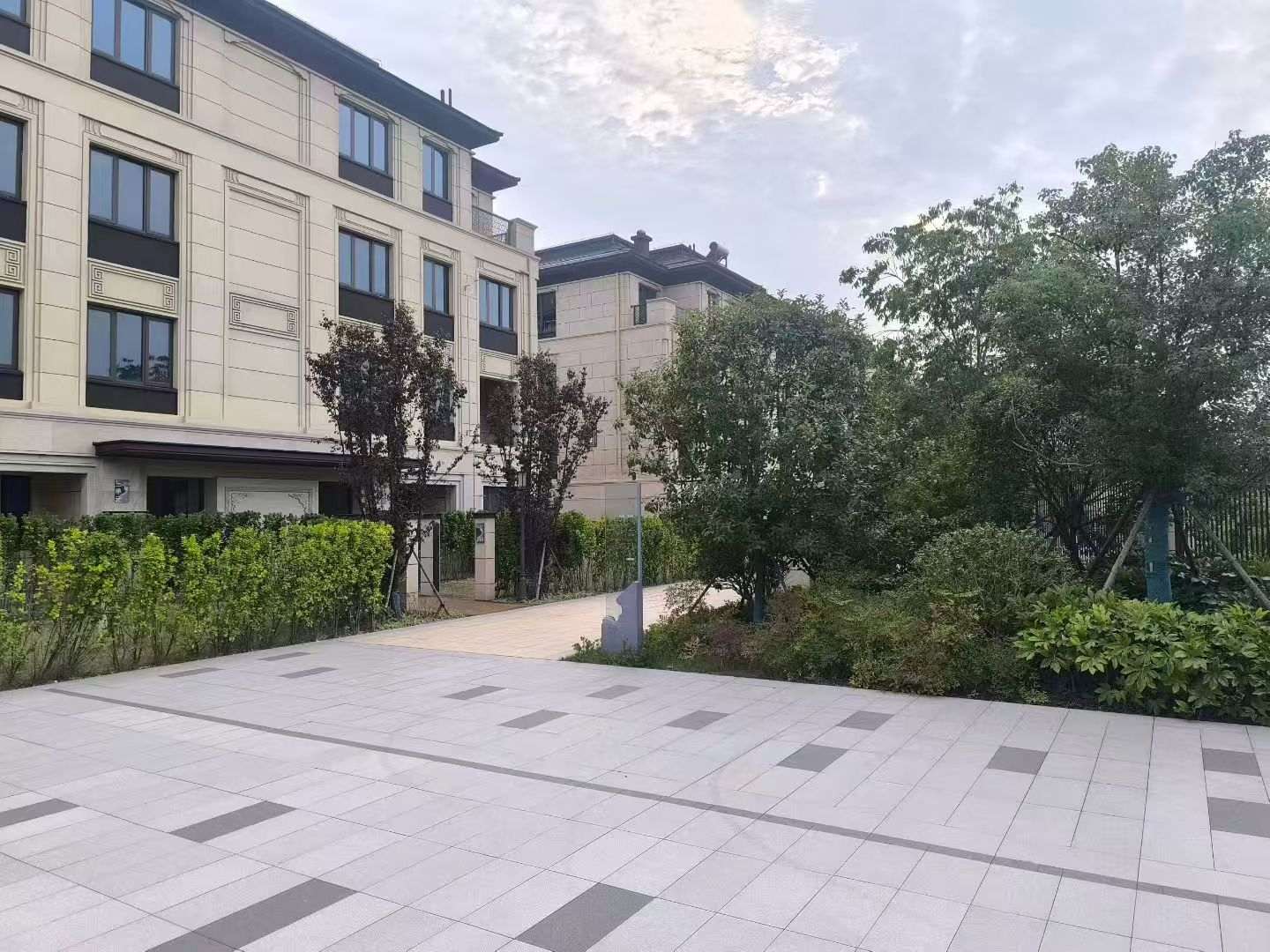 毕节 芝麻白与芝麻白搭配铺装，尺寸1200*600