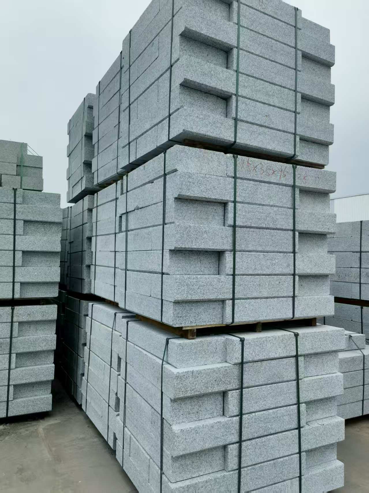 毕节 路沿石，板板正正的路沿石