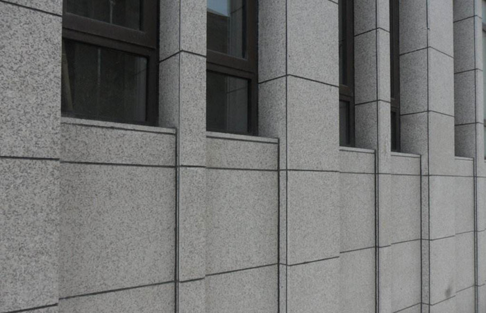 毕节芝麻灰外墙干挂石材及施工注意事项
