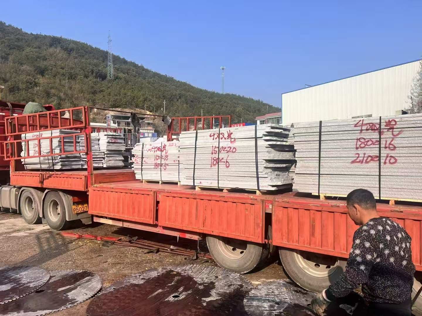 毕节 芝麻灰花岗岩光面毛板出货日常