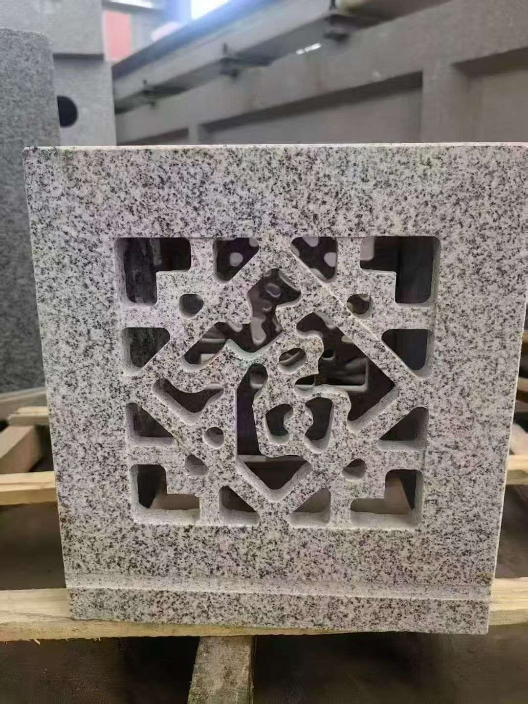 毕节 芝麻白花岗岩镂空雕花灯笼